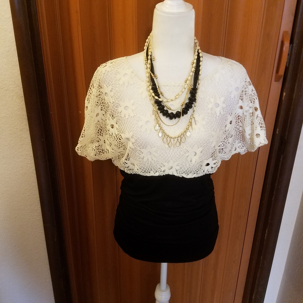 JULIA CROCHETE CREAM AND BLACK TOP